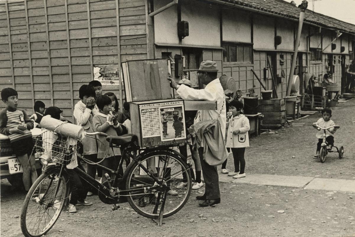 紙芝居を見る子供たち