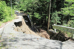 被災した林道天竜川線(天竜区水窪町奥領家)