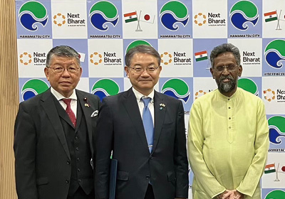 インド工科大学ハイデラバード校との覚書締結(左から鳥井議長、中野市長、ムルティ学長)