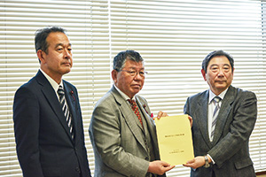 報告書の手交