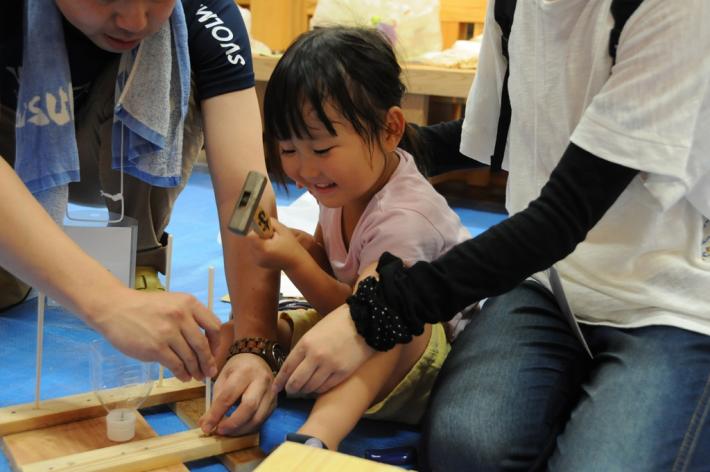 楽しそうに灯籠を作る子供の画像